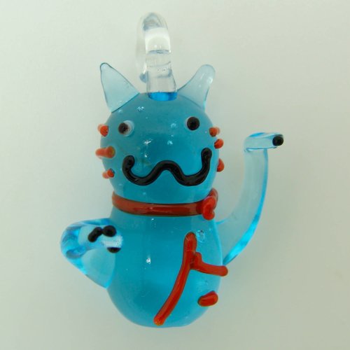 Mini pendentif chat bleu lucky cat 26mm animal en verre lampwork pour création de bijoux collier