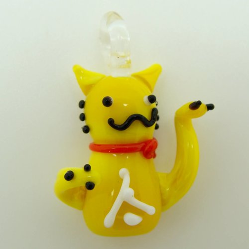 Mini pendentif chat jaune lucky cat 26mm animal en verre lampwork pour création de bijoux collier