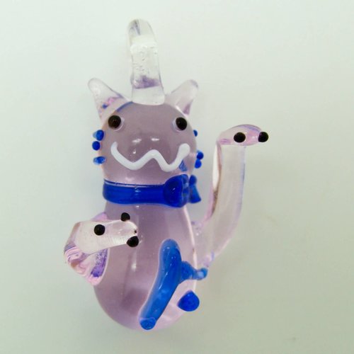 Mini pendentif chat rose lucky cat 26mm animal en verre lampwork pour création de bijoux collier