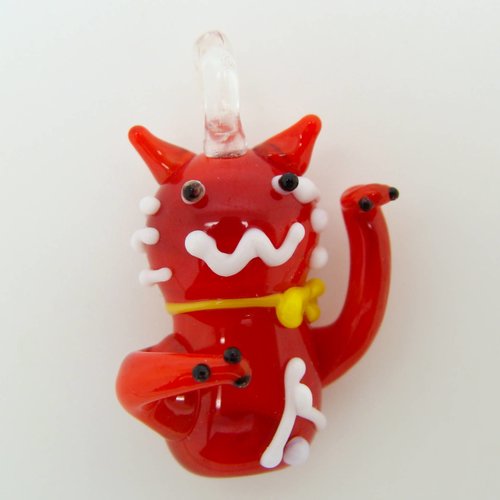Mini pendentif chat rouge lucky cat 26mm animal en verre lampwork pour création de bijoux collier