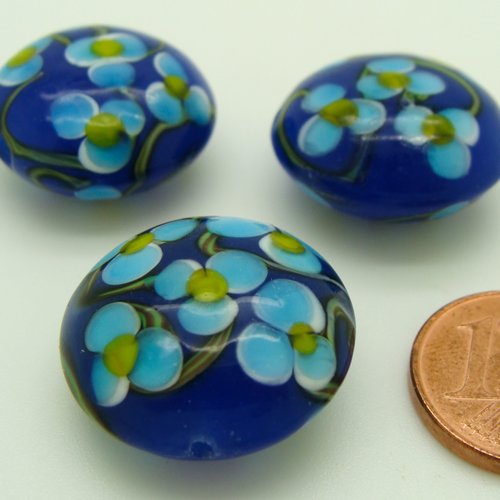 1 perle galet 20mm bleu marine 5 motifs fleurs par face verre lampwork