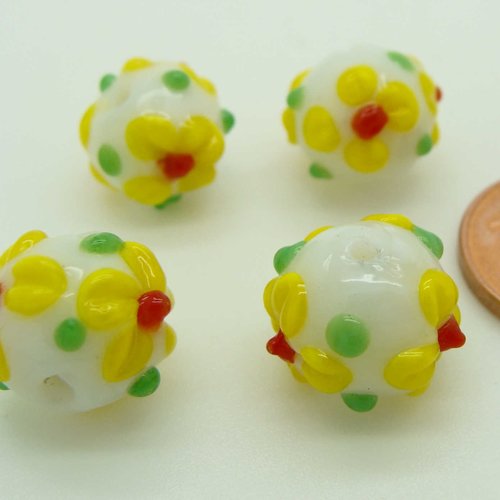 4 perles blanches 3 fleurs jaunes et points verts verre lampwork rondes 10mm