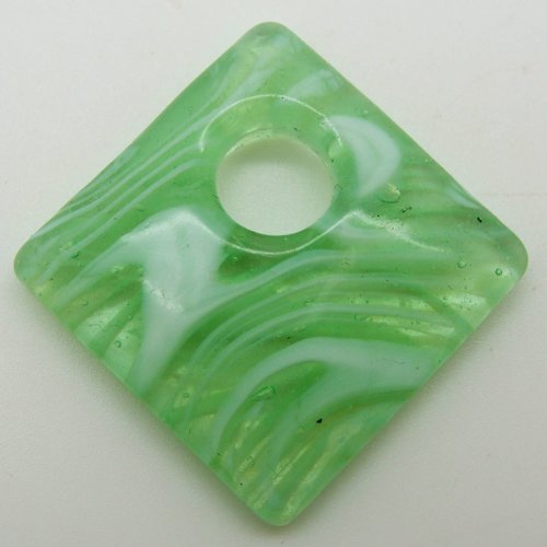 Pendentif verre losange 30mm vert volutes blanches