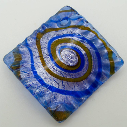 Pendentif losange twist bleu foncé spirale bords striés 36mm verre feuille argentée