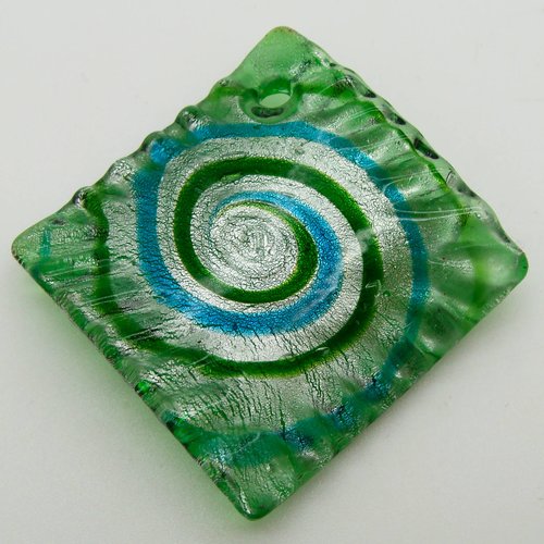 Pendentif losange twist vert spirale bords striés 36mm verre feuille argentée