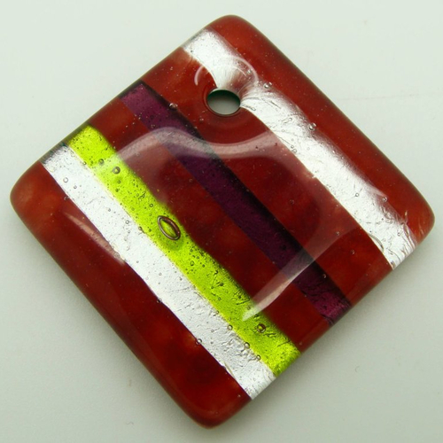 Pendentif losange rouge rayés 38mm verre feuille argentée