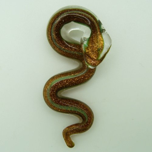 Pendentif serpent doré rayures vertes 58mm animal en verre lampwork pour création de bijoux collier