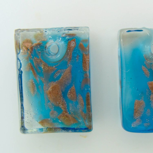2 mini pendentifs rectangle bleu 20mm verre avec touches dorées