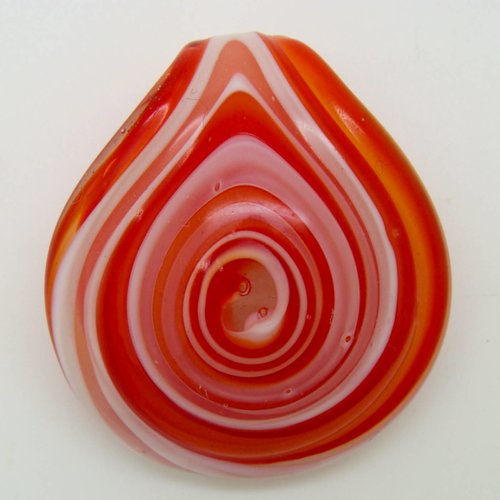 Pendentif rond épais bombé motif spirale rouge et blanc 50mm verre lampwork