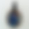 Pendentif rond bombé fleur bleu foncé 3 pétales 43mm verre lampwork