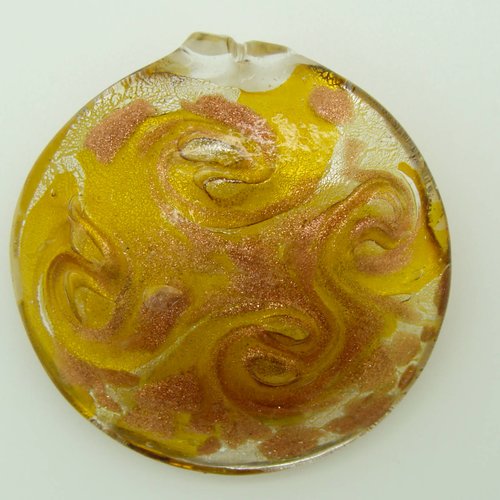 Pendentif marron clair rond bombé avec feuille argentée volutes dorées 5 cm en verre