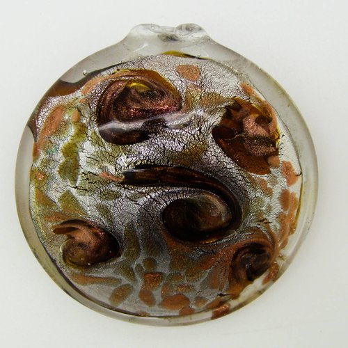 Pendentif marron rond bombé avec feuille argentée volutes dorées 5 cm en verre