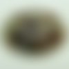 Pendentif noir rond bombé avec feuille argentée volutes dorées 5 cm en verre