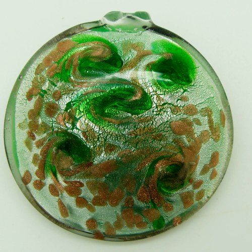 Pendentif vert rond bombé avec feuille argentée volutes dorées 5 cm en verre