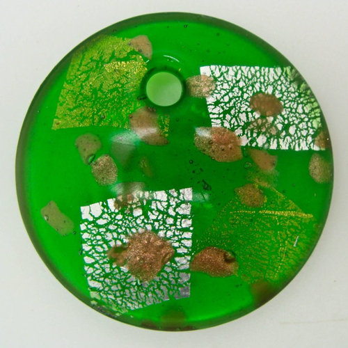 Pendentif vert rond bombé argenté et doré 5 cm en verre