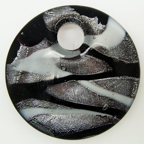 Pendentif rond noir bombé verre avec feuille argentée et rayée 50mm
