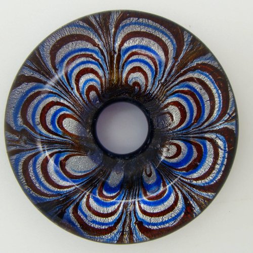 Pendentif donut motifs pétales fleur fond argenté revers bleu foncé 43mm en verre