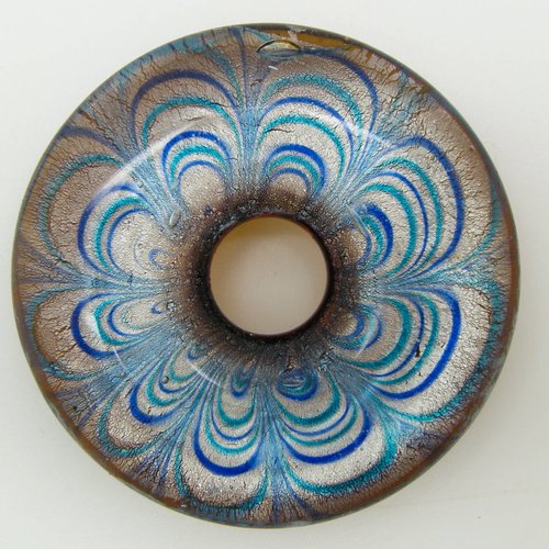 Pendentif donut motifs pétales fleur bleu fond argenté revers marron 43mm en verre