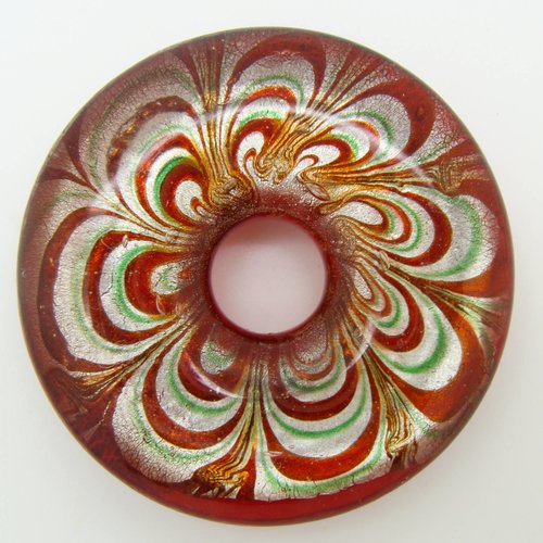 Pendentif donut motifs pétales fleur fond argenté revers rouge 43mm en verre