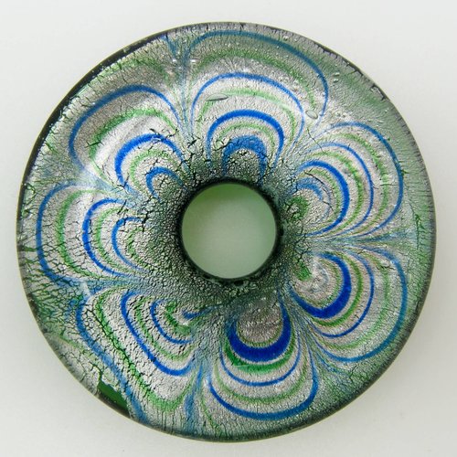 Pendentif donut motifs pétales fleur fond argenté revers vert 43mm en verre