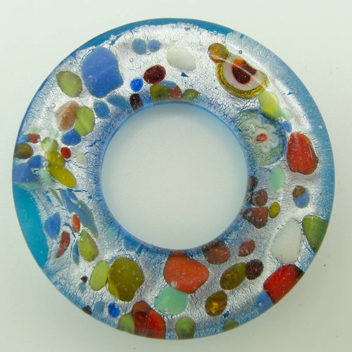 Pendentif donut fond bleu et argenté touches multicolores 39mm en verre