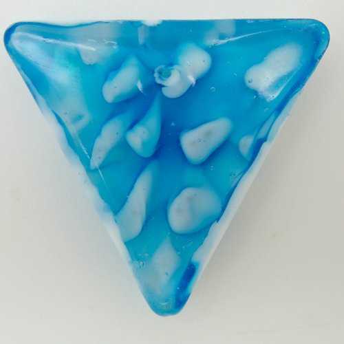 Pendentif triangle bleu verre 36mm touches blanches