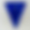 Pendentif triangle bleu foncé verre 36mm touches blanches