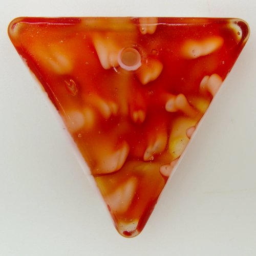 Pendentif triangle rouge orangé verre 36mm touches blanches