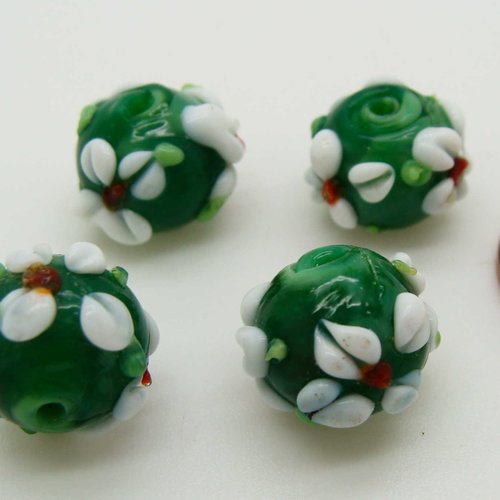 4 perles vertes 3 fleurs blanches et points verts verre lampwork rondes 10mm