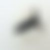 Mini pendentif papillon blanc corps noir 20mm animal en verre lampwork