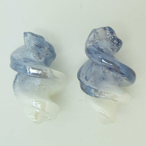 2 perles verre lampwork vis 28x17mm bicolore blanc bleu foncé