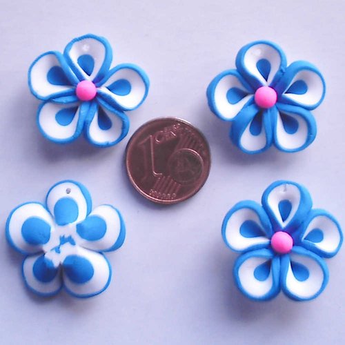 4 breloques fleur bleue petits pendentifs en pâte polymère 20mm