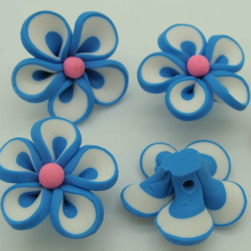 4 perles fleur bleue et blanches en pâte polymère 20mm