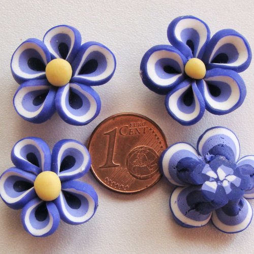 4 perles fleur bleu marine et blanches en pâte polymère 20mm