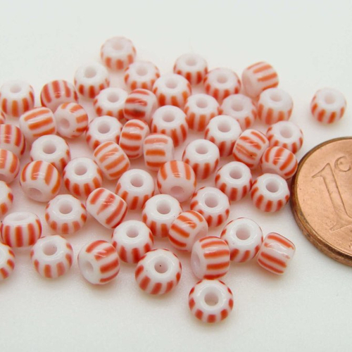 5 grammes perles porcelaine 4mm blanches rayées rouge