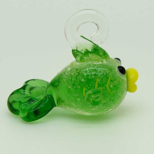 Mini pendentif poisson vert 23mm animal en verre lampwork pour création de bijoux collier