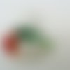 Pendentif poisson vert et rouge feuille argentée rayures blanches 45mm en verre lampwork