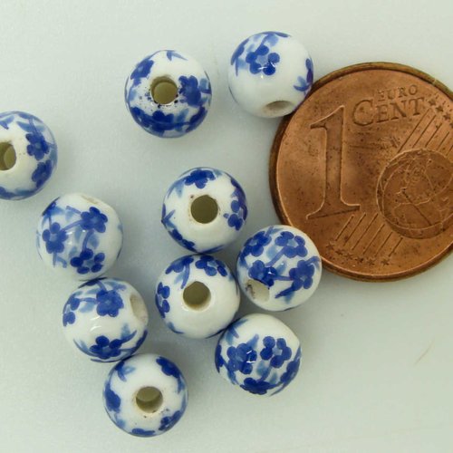 10 perles rondes 6mm porcelaine fond blanc fleurs bleu