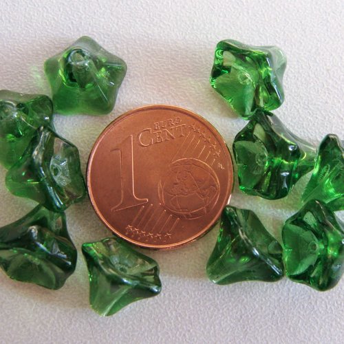 20 perles fleurs cones 8mm vert foncé création bijoux déco