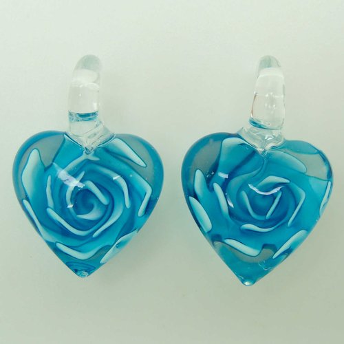 2 mini pendentifs coeur bleu fleur volutes blanches 25mm breloque verre