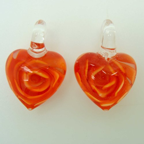 2 mini pendentifs coeur rouge fleur volutes blanches 25mm breloque verre