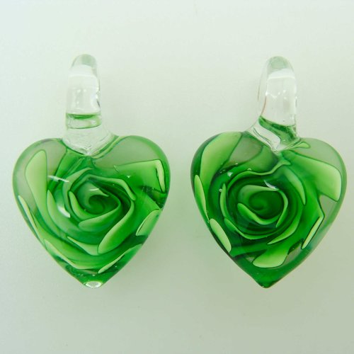 2 mini pendentifs coeur vert fleur volutes blanches 25mm breloque verre