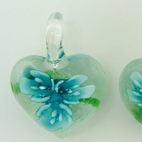 2 mini pendentifs coeur fleur bleue 3 pétales 30mm breloque verre