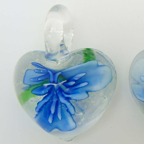 2 mini pendentifs coeur fleur bleu foncé 3 pétales 30mm breloque verre