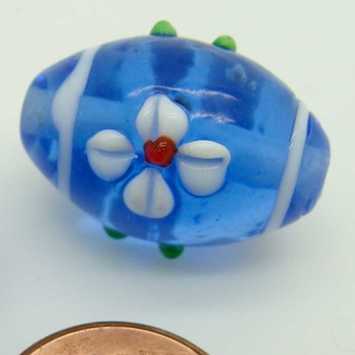 2 perles bleu foncé ovales 20mm 2 fleurs en verre lampwork