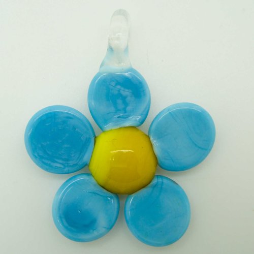 Pendentif fleur simple bleue et jaune 5 pétales 54mm en verre pour création de bijoux collier