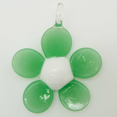 Pendentif fleur simple verte et blanche 5 pétales 54mm en verre pour création de bijoux collier