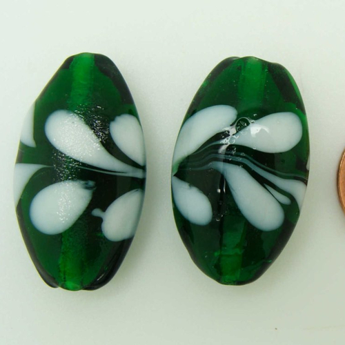 2 perles 27mm verre vertes motifs blancs ovales plats
