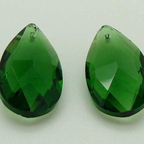 2 pendentifs gouttes 22mm verre simple facetté vert