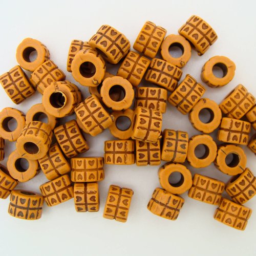 50 perles rondelles 8mm acryliques marron motifs coeurs